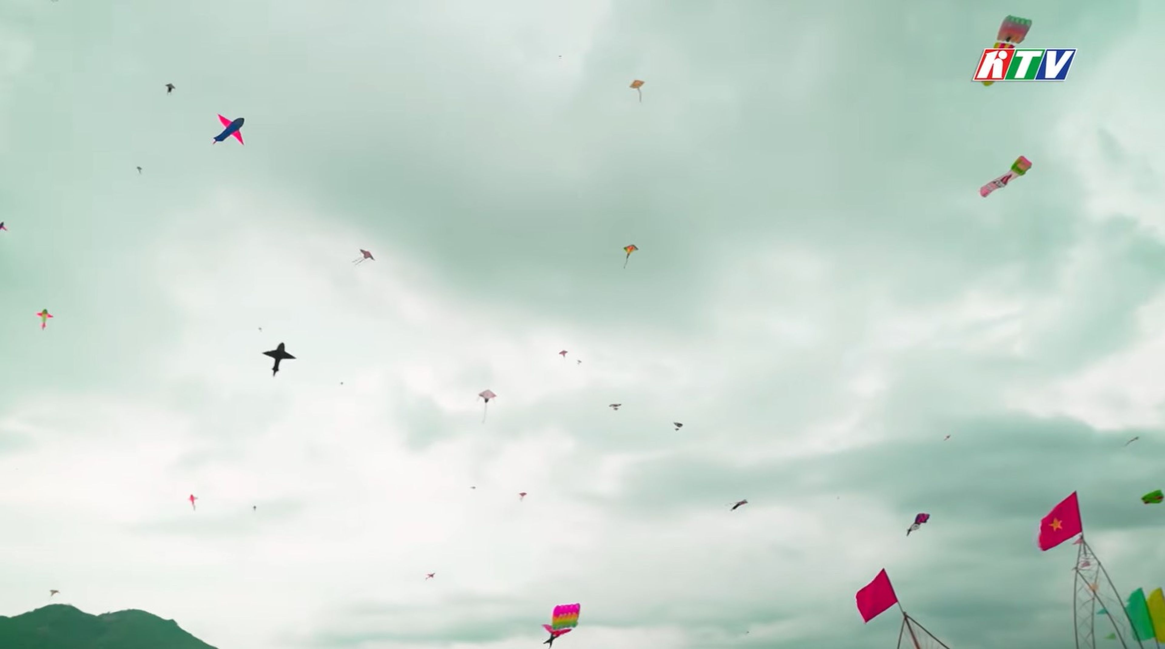 Dien Dien Kite Festival: Where Childhood Kites Take Flight - Hình 1